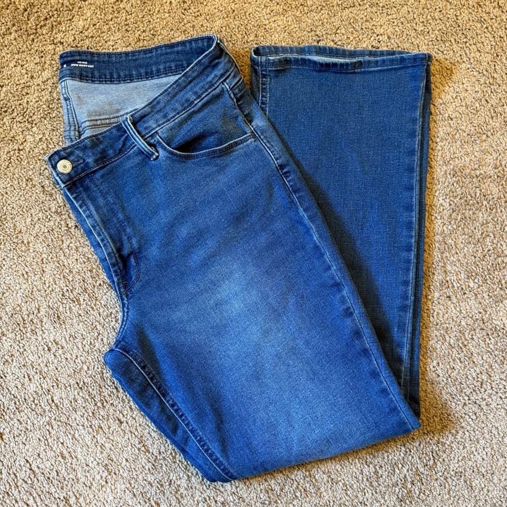 Old Navy Mid Rise Wow Boot-Cut Jeans Size 16 Medium Wash